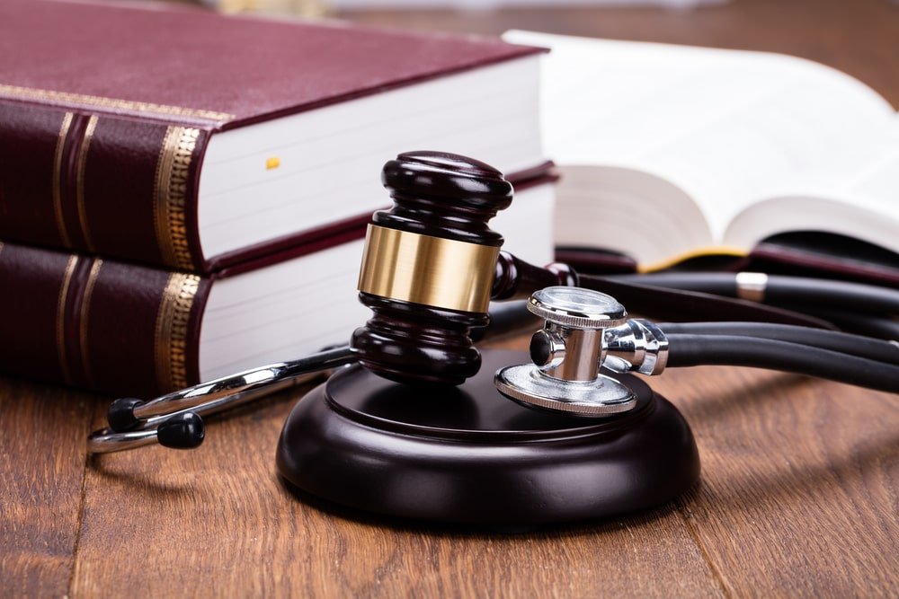 Gavel and medical stethoscope symbolizing injury law